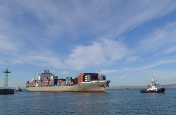 深圳港口作為中國非常繁忙的港口之一，其貨代業務也得到了蓬勃發展