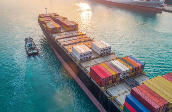 國(guó)際物流作為支撐網(wǎng)購產(chǎn)業(yè)的重要一環(huán)，正面臨著諸多的挑戰(zhàn)和機(jī)遇