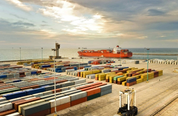 貨代公司是連接生產(chǎn)與消費(fèi)的橋梁，更是推動國際貿(mào)易運(yùn)轉(zhuǎn)的幕后英雄